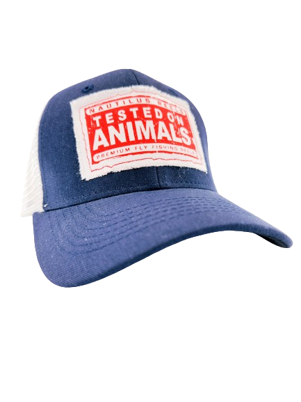 Nautilus Navy Trucker-keps med Tested On Animals-logga, idealisk för flugfiske och resor med premium fiskerullar.