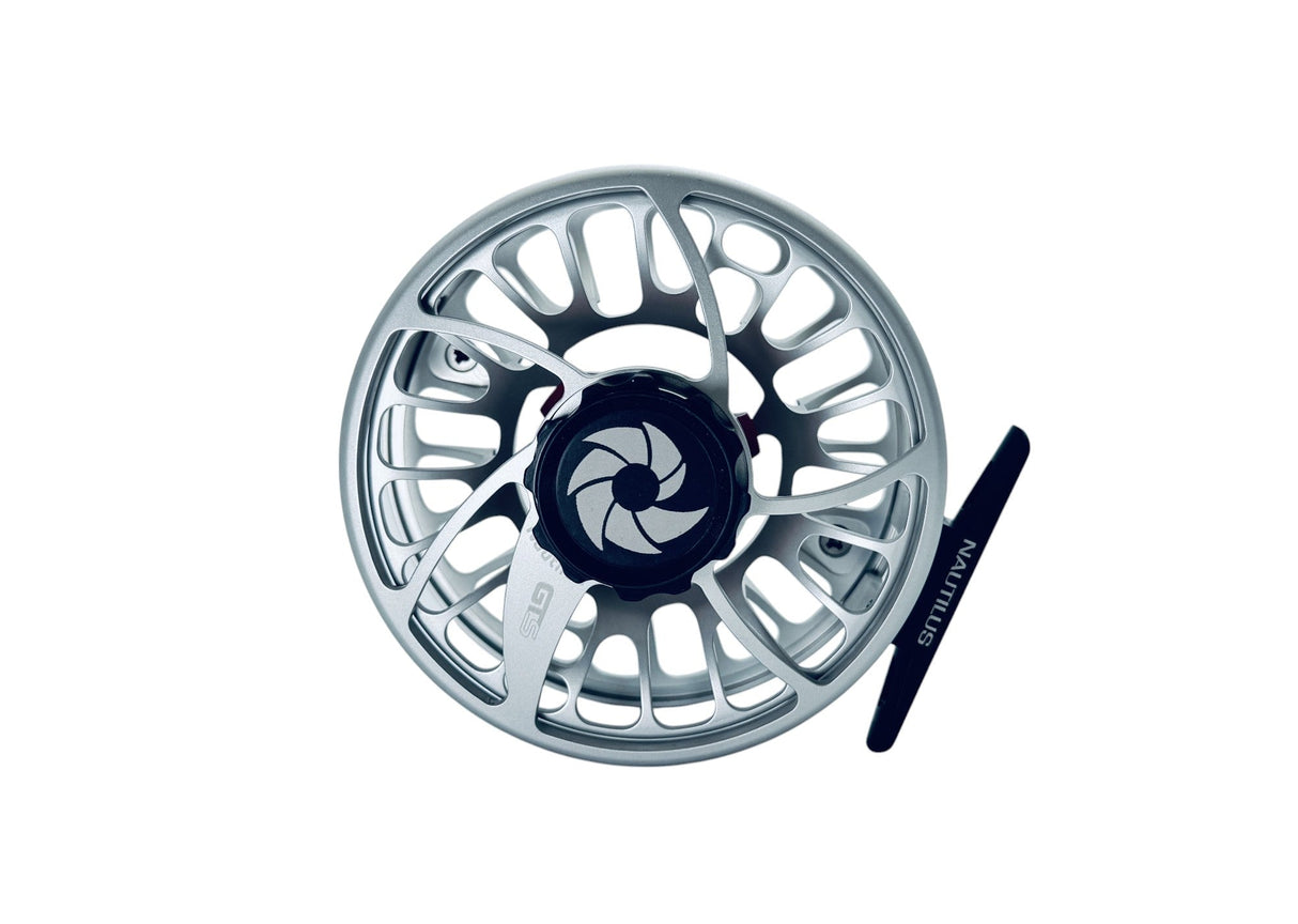 SIlver GTR Reel flugfiskerulle med öppet ekermönster, svart centrum och NAUTILUS-handtag. Perfekt för fiskeäventyr.