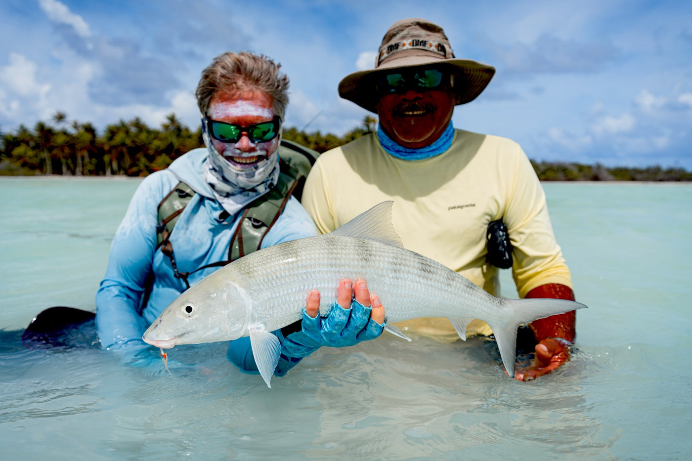 Bonefish fångad på fluga på tropiska flats i Franska Polynesien
