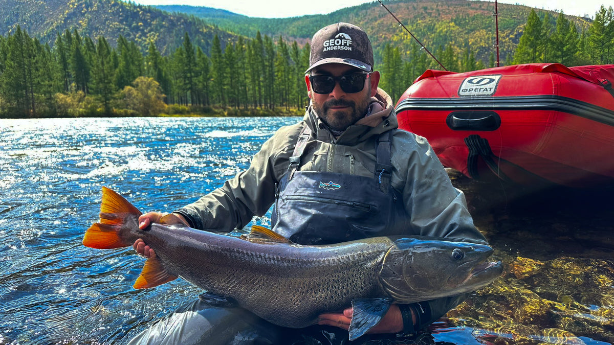 Taimen pĂĄ fluga under fiskeresa med Outside Travels