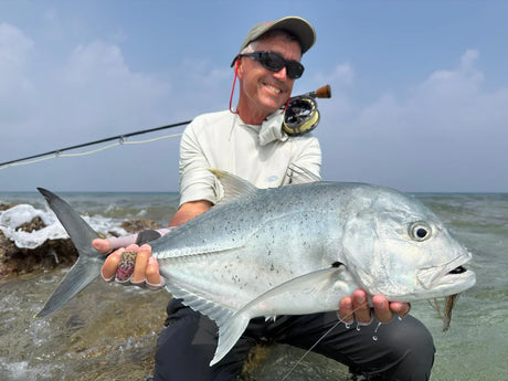 Landad Giant Trevally på fluga på en fiskeresa med Outside travels efter rätt packlista 