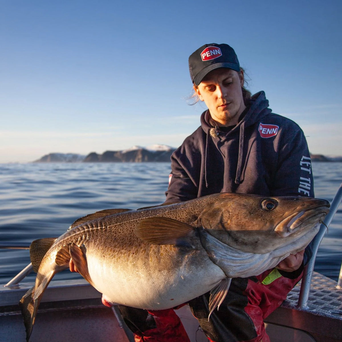 Sportfiskare med fisk på båt vid Camp Halibut på Sørøya