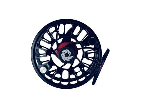 Svart GTR Reel flugfiskerulle med öppen ramdesign, extra bred broms och röda detaljer mot vit bakgrund. Perfekt för fiskeäventyr.