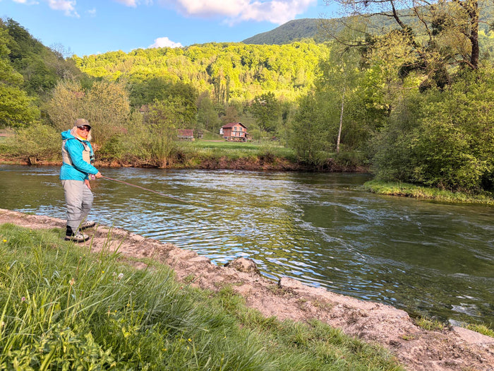 Sivan Jansson under flugfiskeresa i Bosnien med Outside Travels