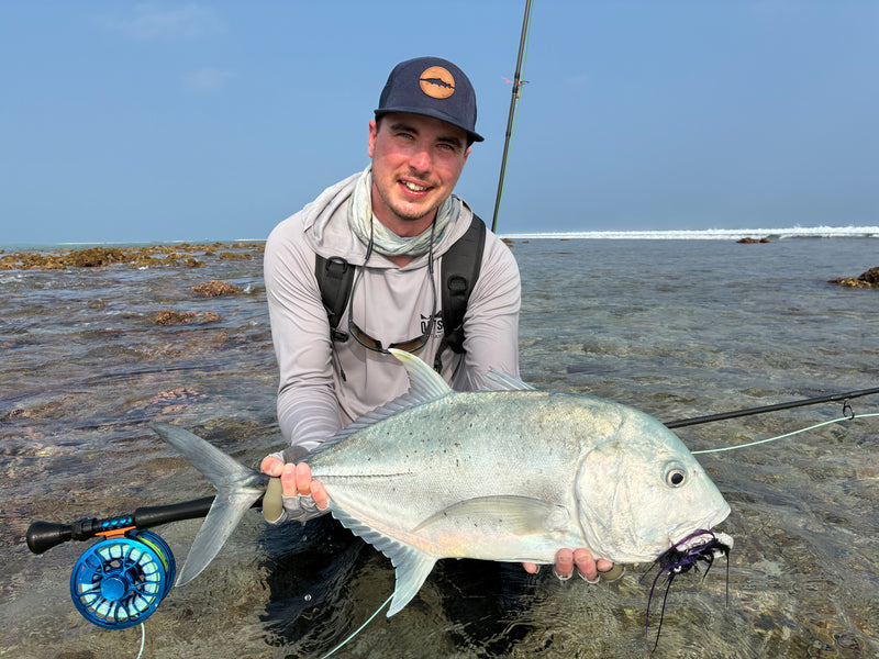 John kärki Sportfiskare med Giant Trevally på fluga vid revkant på Maldiverna på en fiskeresa med outside travels
