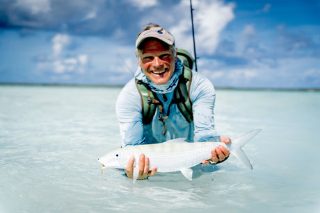 Närbild på bonefish fångad på fluga i Franska Polynesien