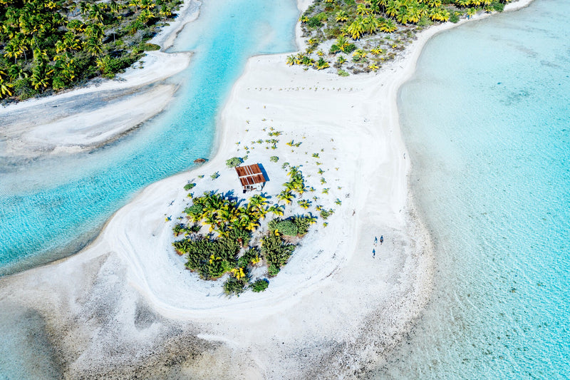 Turkosblå lagun och korallrev på flugfiskeresa i Franska Polynesien