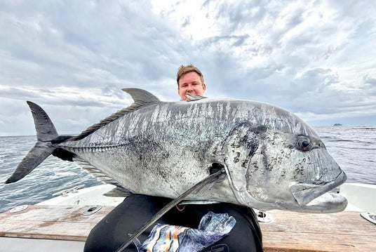 Sportfiskare med Giant Trevally (GT) fångad under en fiskeresa till Komodo i Indonesien.