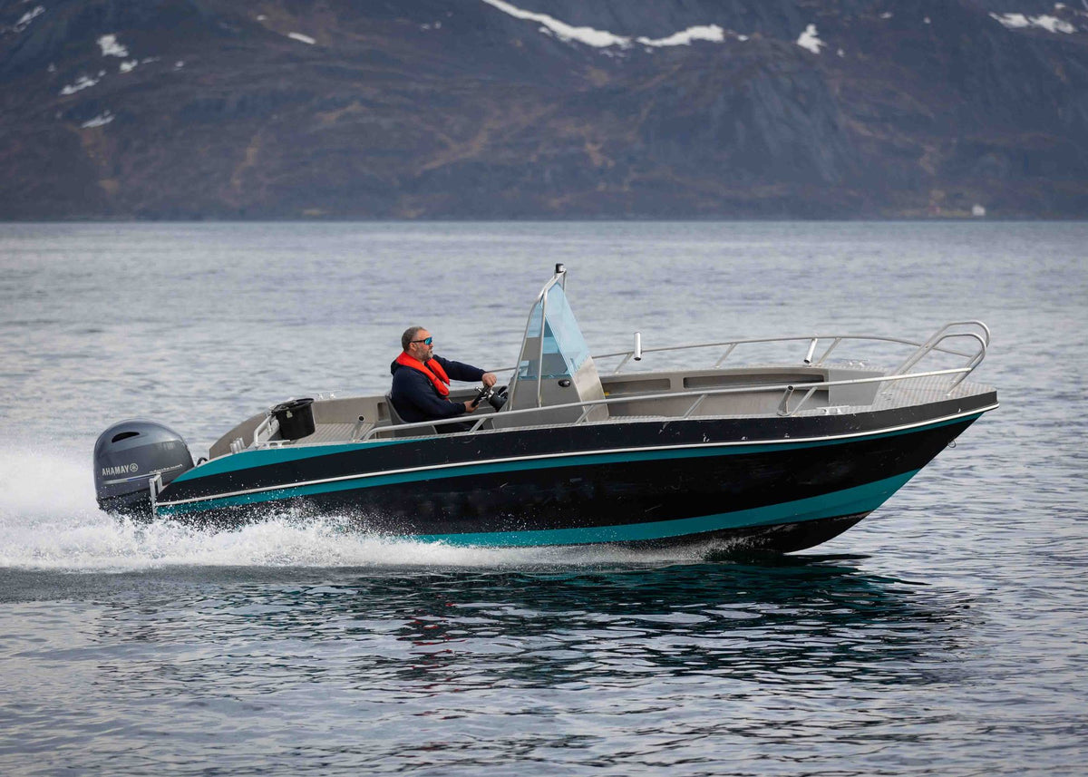 Fiskebåt för hälleflundra och torsk i Nappstraumen, Lofoten