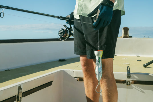 Fiskeresa till Komodo i Indonesien med dramatiska öar och tropiska fiskevatten.