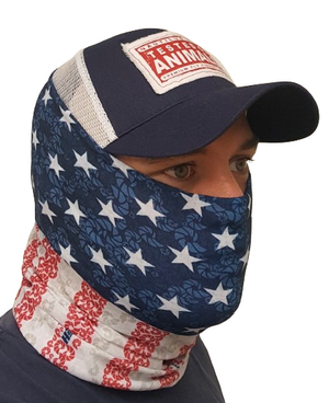 Person med Nautilus Navy Trucker-keps och amerikansk flaggmask, redo för fiskeäventyr och resor.