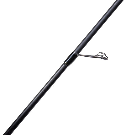Närbild av Renzstein Beastly Stripe Finesse 72, 3-15g haspelspö med Microwave Guide - perfekt för abborrfiske i Kalmarsund.