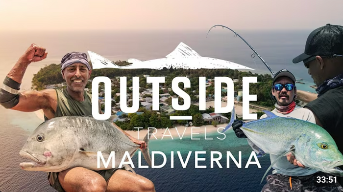 Tre män fiskar vid en tropisk ö med klart blått vatten; två visar upp stora fångster. Outside Travels Maldiverna, drömresan för sportfiskare.