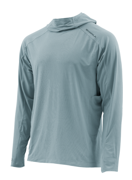Skwala Fishing Sol Defense Hoody, ljusblå med UV-skydd och tumhål, perfekt för fiskeäventyr. Visas på vit bakgrund.
