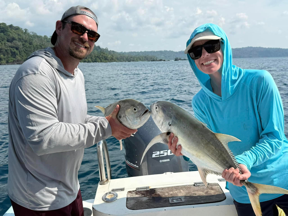 Fiske i Costa Rica med berg, djungel och hav i bakgrunden