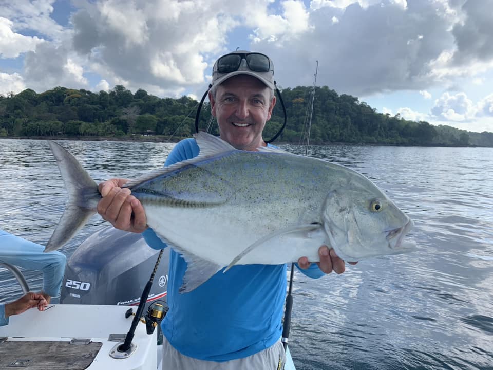 Fiske efter bluefin trevally med popper och stickbait