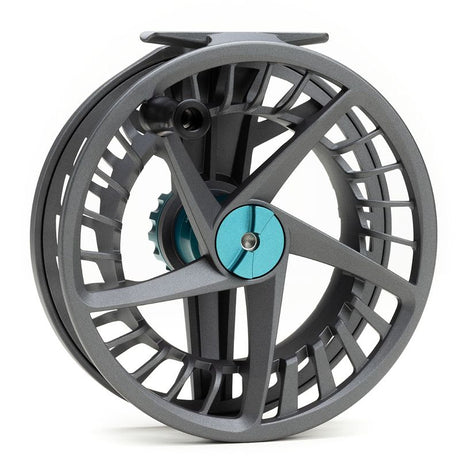 Närbild av Liquid Max 10-fiskerulle i grått med stor spole, öppet ventilerad design och innovativt Cobalt Drag System.