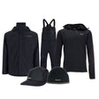 Klädpaket Kalmarsund: svart Simms fiskeoutfit med jacka, overall, tröja, keps och mössa på rad mot vit bakgrund.