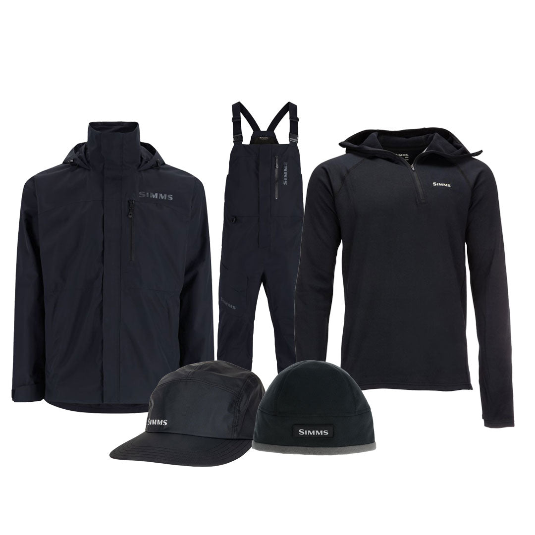 Klädpaket Kalmarsund: svart Simms fiskeoutfit med jacka, overall, tröja, keps och mössa på rad mot vit bakgrund.