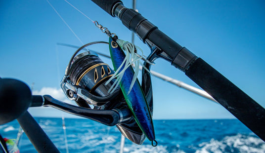 Speed jigging-setup med spö och rulle inför fiske vid Hawkins Bank

